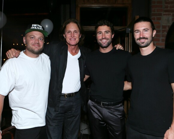 TRE SØNNER: Caitlyn Jenner, den gang Bruce, avbildet med sønnene (t.v.) Burt, Brody og Brandon Jenner på Brodys 30-årsfeiring i L.A. i 2013. Foto: NTB Scanpix TRE SØNNER: Caitlyn Jenner, den gang Bruce, avbildet med sønnene (t.v.) Burt, Brody og Brandon Jenner på Brodys 30-årsfeiring i L.A. i 2013. Foto: NTB Scanpix